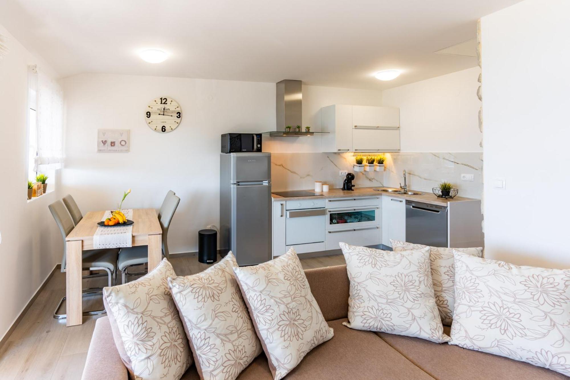 Apartman Petra S Pogledom Na More Banjol 외부 사진